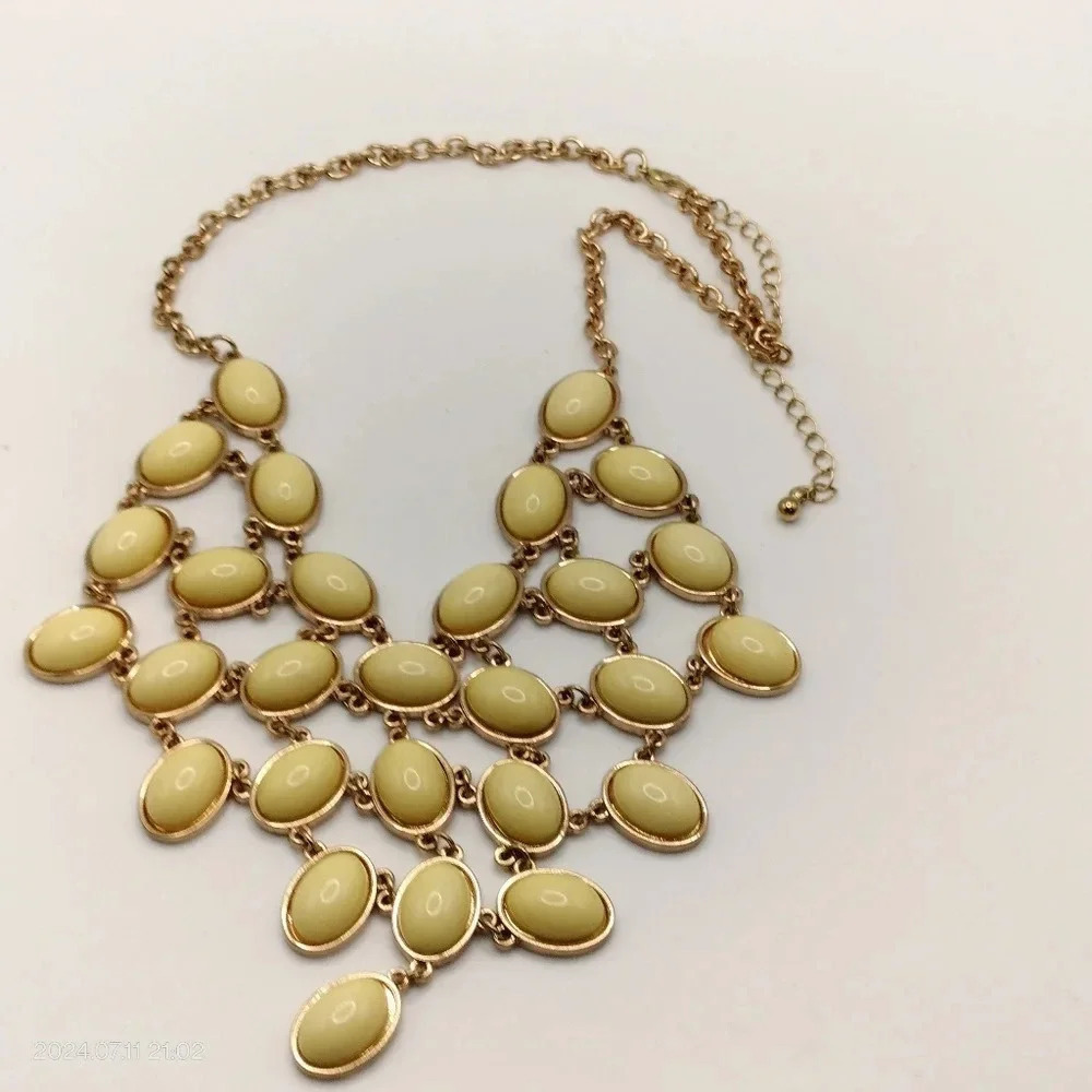 Gold Tone Fashion Statement Unsigned Cream Pale Yellow Bid Style Link Necklace